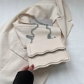 Bolso bandolera beige con diseño de ondas y cadena plateada de estilo minimalista - Blanco