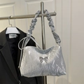 Silberne Baguette-Tasche mit Faltenhenkel und Schmetterlingsanhänger für Damen - Silber
