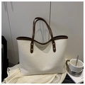 Dettaglio della trama intrecciata della borsa tote crema con manico in pelle marrone - Bianco