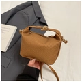 Detailansicht der braunen Handtasche mit Webstruktur und goldenem Metallschnallenverschluss - Braun