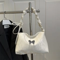 Schultertasche in Off-White mit gerüschtem Riemen und silbernem Schmetterlings-Akzent - Weiß