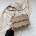 Bolso bandolera minimalista marrón claro con solapa ondulada y cadena de plata - Caqui