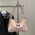 Rosa Baguette-Schultertasche mit Rüschenriemen und silbernem Schmetterlingsdetail - Rosa