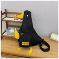 Détail du sac canard en toile noire avec étiquette fashion jaune sur table en bois - Noir