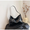 Detalle de bolso hobo grande de cuero sintético negro con cadena plateada y pequeño monedero - Negro