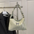Borsa a spalla verde menta con manico a pieghe e decorazione a farfalla metallica - Verde