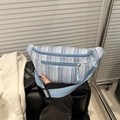 Marsupio in nylon a righe azzurre con doppia cerniera e tracolla regolabile per donna - Blu
