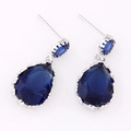 Eleganti orecchini a goccia argentati con zirconi blu scuro dal taglio a pera raffinato - Blu