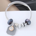 Pulsera de plata con cuentas de cristal morado y colgante de tacón sobre fondo elegante - Gris (0150805201)