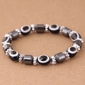 Dettaglio delle perline Evil Eye e cilindri di ematite grigia su un braccialetto - Bianco e Nero (015072655)