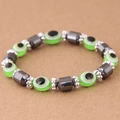 Dettaglio macro del bracciale con mano di Fatima, occhio greco verde ed ematite - Verde (015072656)