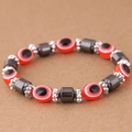 Dettaglio delle perle occhio del male rosse e pietre di ematite sul bracciale di perline - Rosso (015072657)