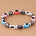 Dettaglio macro del bracciale Mano di Fatima con perle malocchio e pietre ematite - Colori Misti (015072658)