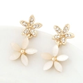 Elegante Blumen-Ohrhänger mit funkelnden Straßsteinen und weißen Katzenaugen-Akzenten - Cremeweiße Blume Opal Stil