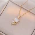 Elegante collana con ciondolo volpe dorata, pietra opale bianca e zirconi scintillanti - Collana Volpe in Opale (X2931)