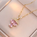Elegante Goldhalskette mit rosa Zirkon-Traubenanhänger und Diamant-Blattverzierung - Rosa Traube (X1164)