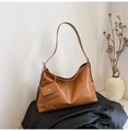 Detalle de bolso tote marrón de imitación cuero con mini bolsa cuadrada y cadena plata - Marrón