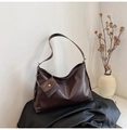 Detalle del bolso tote marrón chocolate grande con correa de hombro y bolsa de cadena - café