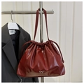 Détail du sac seau bordeaux à cordon avec décoration de nœud en métal argenté - Rouge