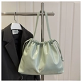 Détail du sac cabas en cuir brillant vert menthe avec nœud argenté et fermeture à cordon - Vert