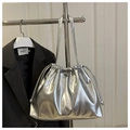 Détail du sac bourse argenté avec nœud métallique et finition synthétique brillante - Argent