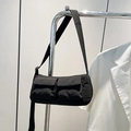 Borsa a tracolla in nylon nero impermeabile con doppie tasche anteriori e tracolla larga - Nero