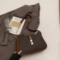 Dunkelbraune Retro-Achseltasche mit Webstruktur und silberner Kette - Braun