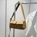 Borsa a tracolla in nylon marrone con doppie tasche a patta e tracolla larga - Marrone