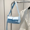 Borsa a spalla in nylon azzurro con doppie tasche a patta in uno stile urban moderno - Blu