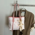 Borsa tote bianca con bordi rosa, motivi floreali e un simpatico ciondolo a coniglietto - Rosa con ciondolo