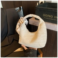 Detailansicht der cremefarbenen Stroh-Hobo-Tasche mit dekorativem bedrucktem Seidentuch am Griff - Khaki