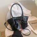 Sac seau en cuir PU noir brillant avec nœud décoratif et bandoulière réglable - Noir