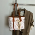 Borsa tote bianca con motivi a orsetto marroni e ciondolo con coniglio di peluche - Marrone con ciondolo