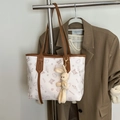Borsa tote bianca con stampe di orsetti marroni e ciondolo a forma di coniglio - Cachi con Pendente