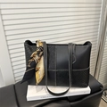Grande borsa tote nera con cuciture a motivo serpente e sciarpa decorativa in seta - Nero