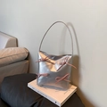 Silberne Balletcore Handtasche mit rosa Schleifen auf weißen Kunstbüchern - Silber