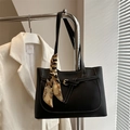 Bolso tote negro con pespuntes en contraste y pañuelo de seda sobre percha de metal - Negro