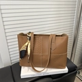 Borsa tote patchwork marrone con trama a serpente e foulard di seta decorativo sul manico - Cuoio