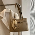 Bolso tote caqui de cuero sintético con pañuelo de seda y hebilla en una percha - Caqui