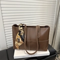 Borsa tote in pelle marrone con texture coccodrillo, foulard di seta e tracolla lunga - Marrone Scuro
