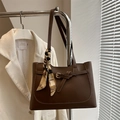 Bolso tote de cuero marrón oscuro con pañuelo decorativo y detalle de hebilla dorada - Marrón Oscuro