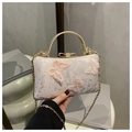 Detalle de bolso de encaje rosa con mariposas 3D y asa engastada con diamantes - Rosa