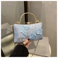 Detalle del bolso de fiesta de encaje azul claro con bordado de mariposas 3D y asa dorada - Azul
