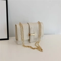 Petit sac carré crème effet croco avec boucle dorée en H et bandoulière chaîne - Blanc
