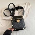 Borsa a tracolla nera porta cellulare con stampa M e fibbia a cuore dorata - Nero