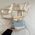 Mini borsa a tracolla blu e bianca con stampa M e fibbia a cuore dorata - Bianco