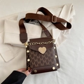 Mini borsa porta cellulare marrone scuro con stampa M, chiusura a cuore e tracolla - Marrone