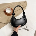Schicke schwarze Halbmond-Tasche mit Silberkette und glatter Ledertextur für Damen - Schwarz