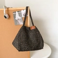 Leopard-Canvas-Tote-Bag mit Vordertasche, Nietenverzierung und Leder-Patch-Detail - Braun