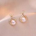 Boucles d'oreilles dorées avec perle d'eau douce rose et pierres de zircone étincelantes - Style Perle d'Eau Douce (E0824)
